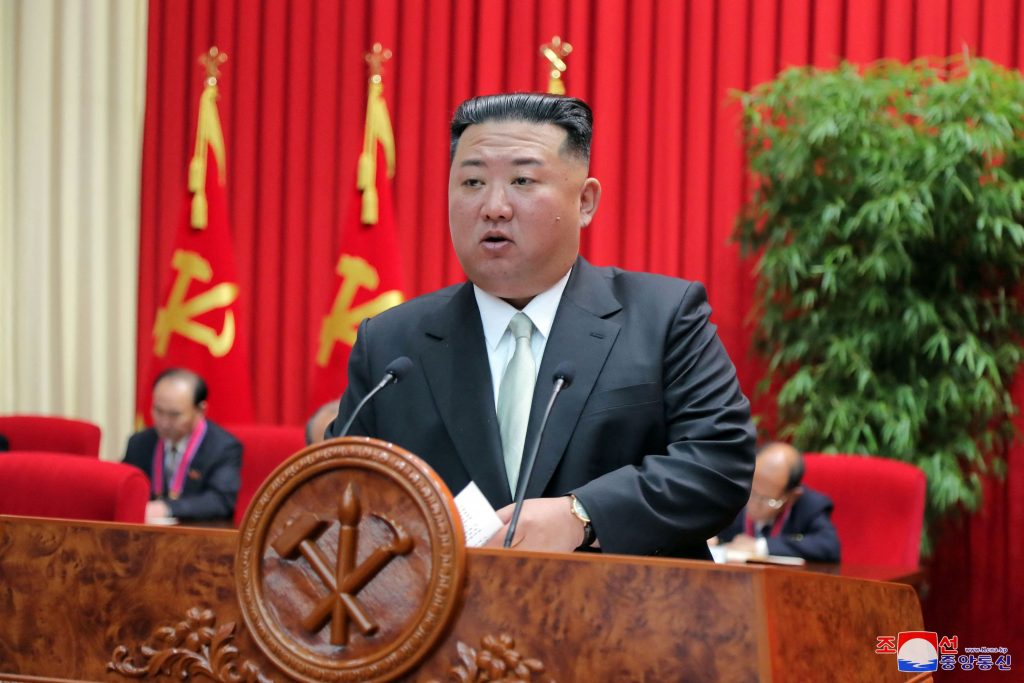 Βόρεια Κορέα: Ο Κιμ απαγορεύει τα «σ’ αγαπώ» και τα «αγάπη μου» – Μόνο «σύντροφε» και «συντρόφισσα»