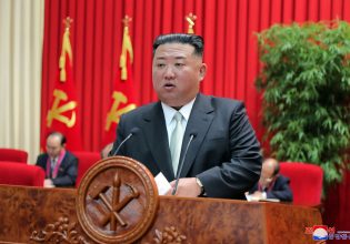 Βόρεια Κορέα: Ο Κιμ απαγορεύει τα «σ’ αγαπώ» και τα «αγάπη μου» – Μόνο «σύντροφε» και «συντρόφισσα»
