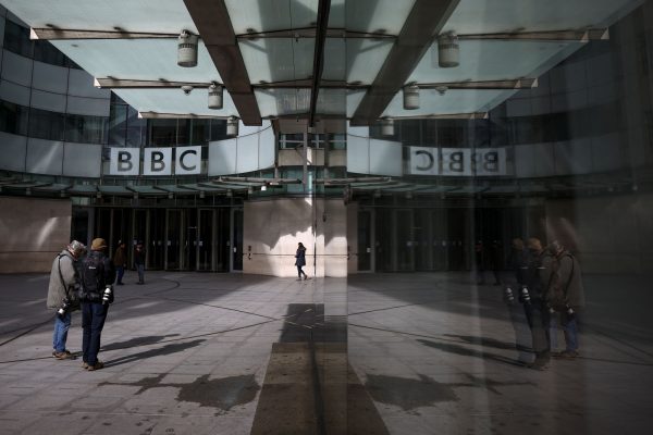 BBC: Σε αναστολή o παρουσιαστής που πλήρωνε έφηβο για γυμνές φωτογραφίες