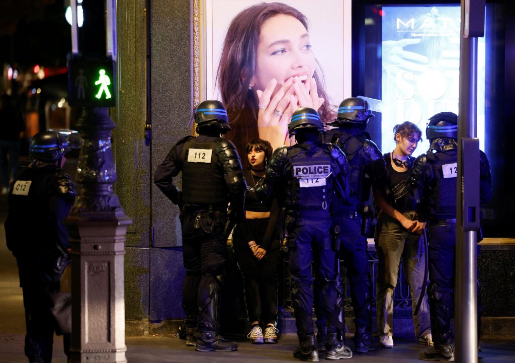 Δολοφονία 17χρονου από αστυνομικό στη Γαλλία: Σήμερα Σάββατο η κηδεία του Ναέλ – Λάδι στη φωτιά ρίχνουν κυβέρνηση και Μακρόν