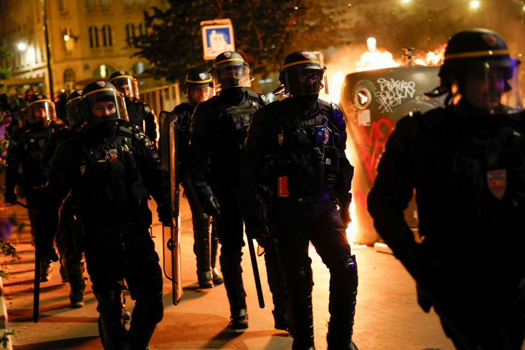 Ταραχές στη Γαλλία: Εκρηκτική η κατάσταση στις εργατογειτονιές – Καζάνι που βράζει η Γαλλία για πέμπτη νύχτα