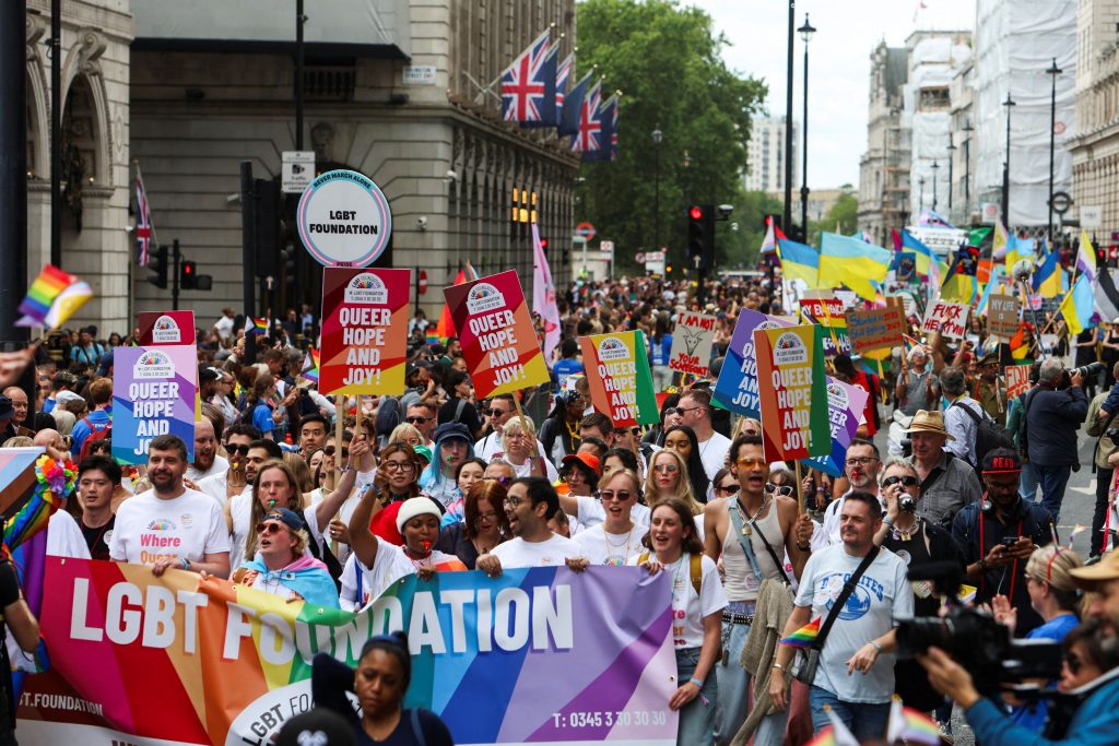 Ακτιβιστές «μπούκαραν» στο Pride του Λονδίνου – «Οι χορηγοί του μολύνουν τον πλανήτη»