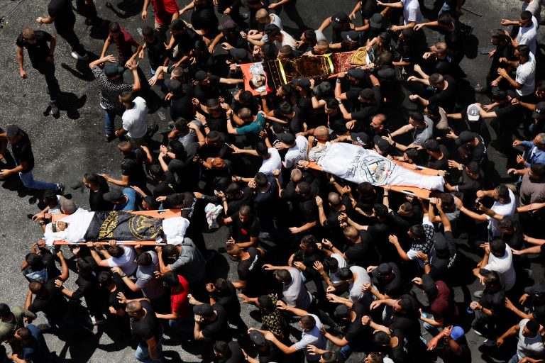 Επίθεση του Ισραήλ στην Τζενίν: Συγκλονιστικές εικόνες από τις κηδείες των νεκρών Παλαιστίνιων