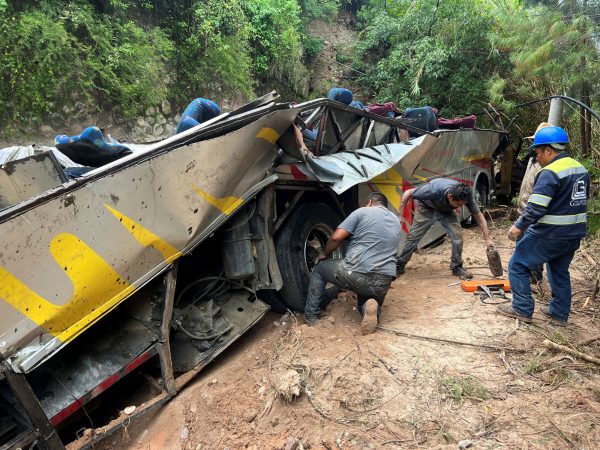 Πτώση λεωφορείου σε γκρεμό στο Μεξικό