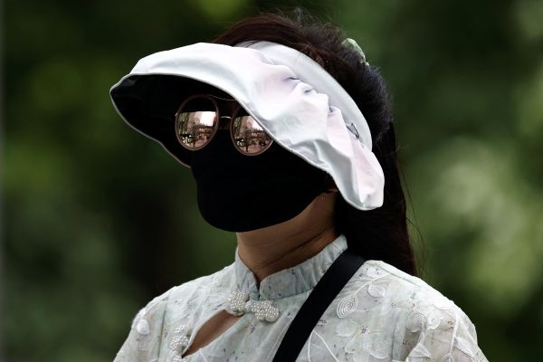 Καύσωνας: Τα αντηλιακά αξεσουάρ έγιναν τάση στην Κίνα