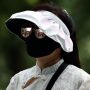 Καύσωνας: Τα αντηλιακά αξεσουάρ έγιναν τάση στην Κίνα