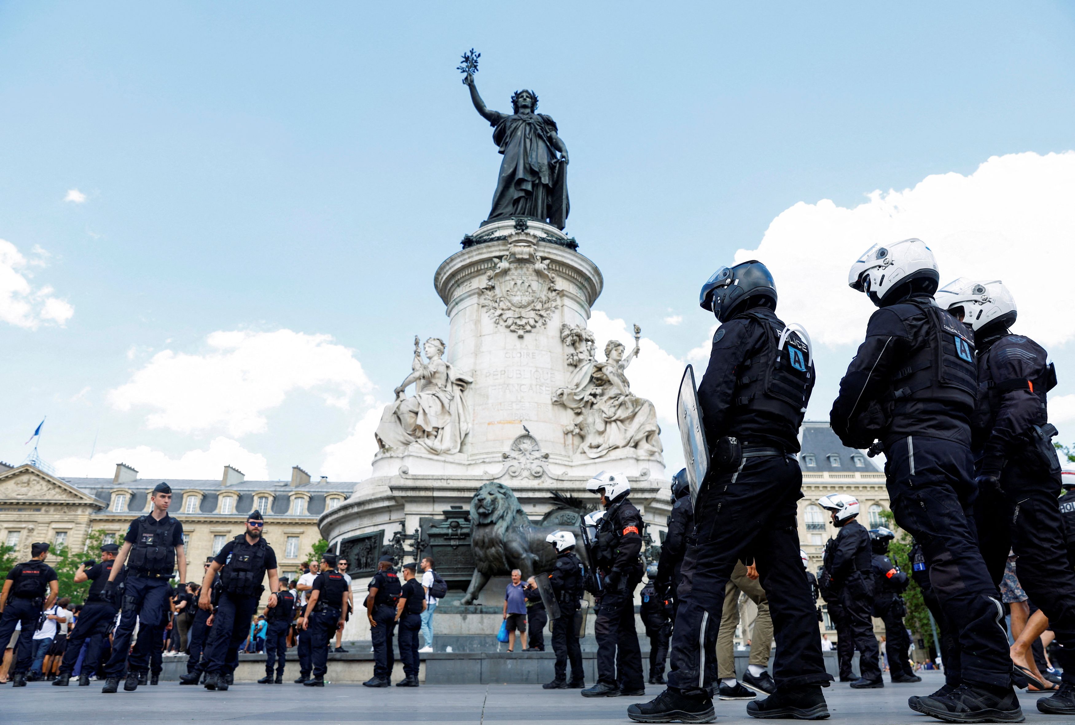 Ταραχές στη Γαλλία: 130.000 αστυνομικοί στους δρόμους την ημέρα της Βαστίλης