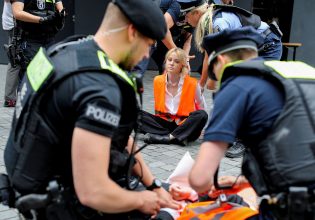 Τελευταία Γενιά: Γερμανικά αεροδρόμια παρέλυσαν από εισβολή ακτιβιστών για το κλίμα