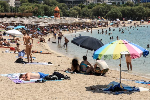 Καύσωνας Κλέων: Γέμισαν οι παραλίες – Ανάσες δροσιάς ψάχνουν οι Αθηναίοι