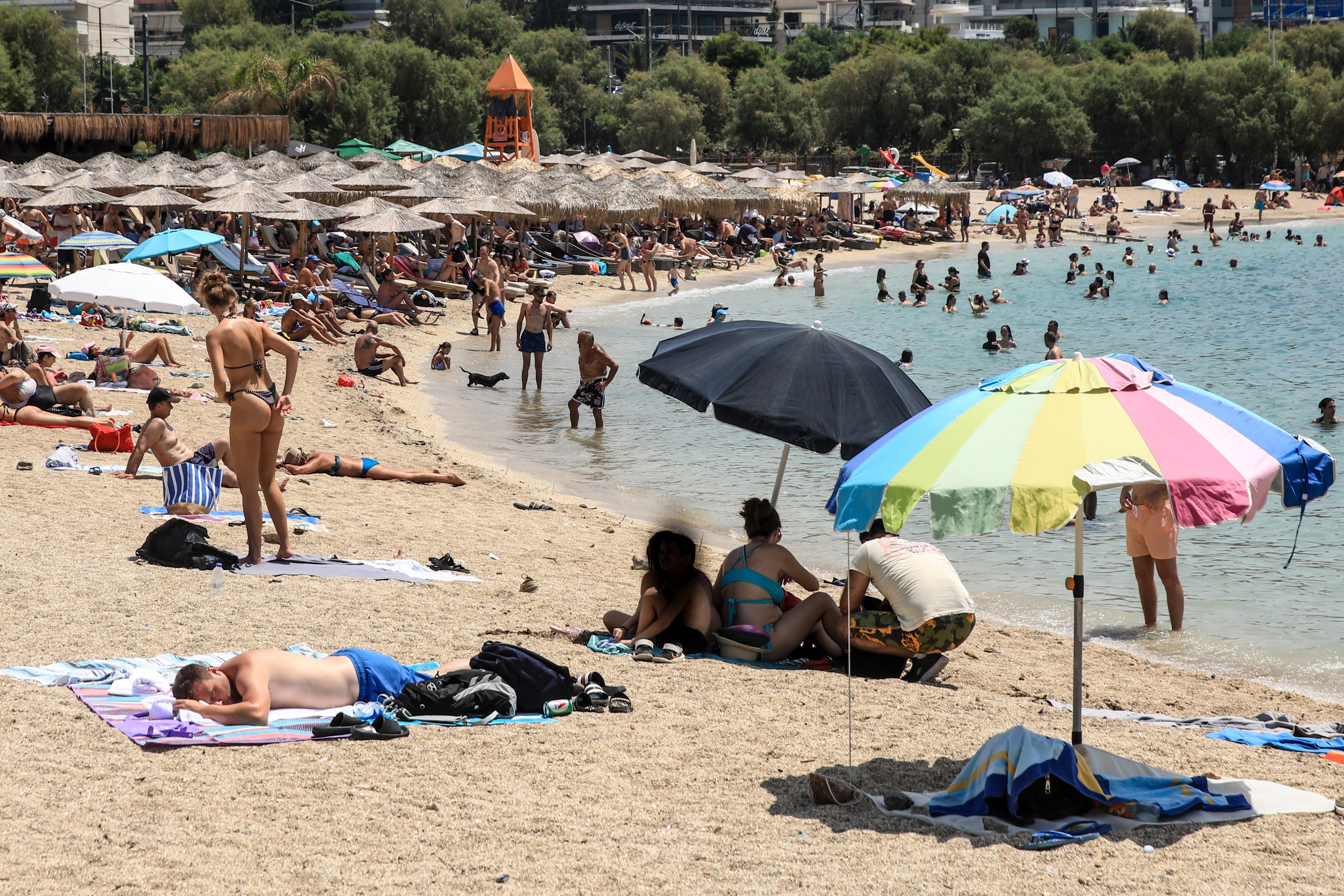 Καύσωνας Κλέων: Γέμισαν οι παραλίες - Ανάσες δροσιάς ψάχνουν οι Αθηναίοι