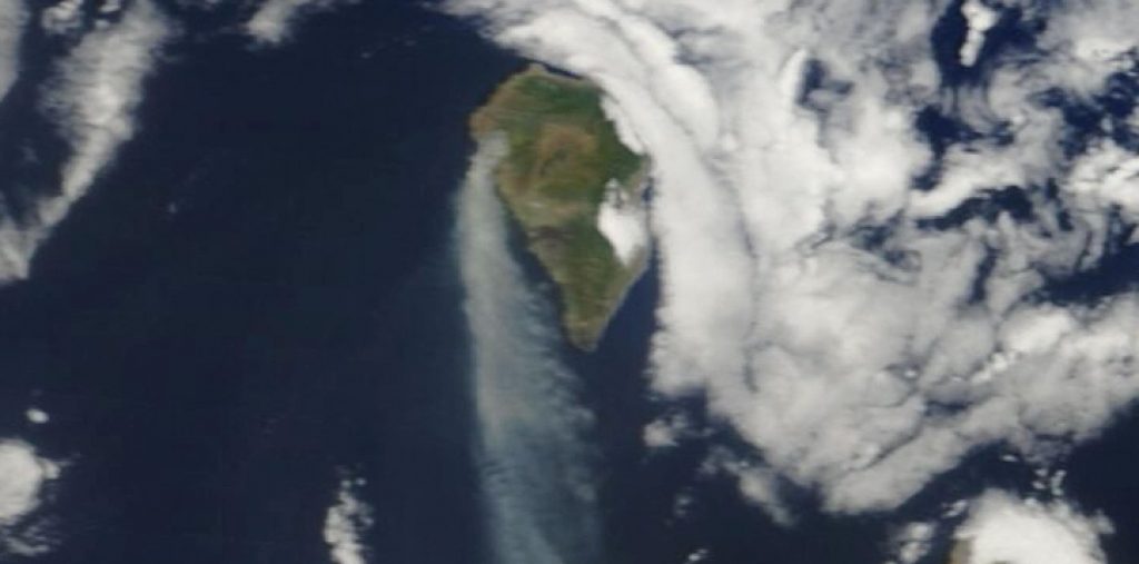 Πυρκαγιά στο νησί Λα Πάλμα: Μαίνεται ανεξέλεγκτη – Δείτε δορυφορικές φωτογραφίες