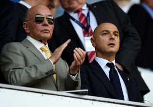 Τζο Λιούις: Μπλεξίματα για τον ιδιοκτήτη της Τότεναμ – Κατηγορείται για συνεχή διοχέτευση εμπιστευτικών πληροφοριών