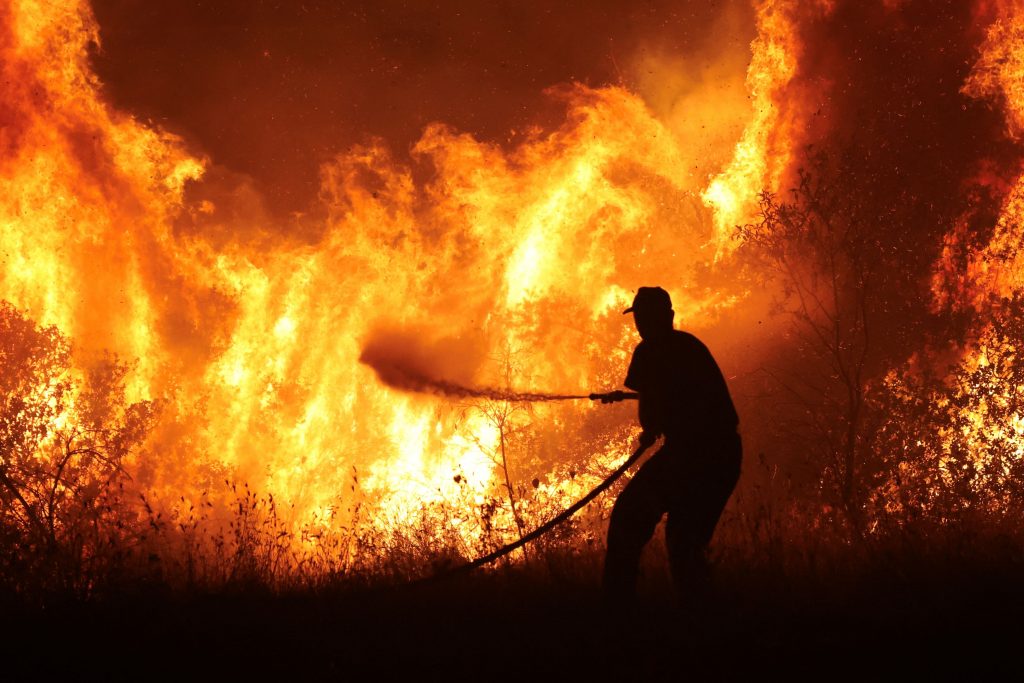 Ρεκόρ θερμοκρασιών στη Μεσόγειο: Πώς το φαινόμενο hot-dry-windy τροφοδότησε την ταχεία εξάπλωση των δασικών πυρκαγιών