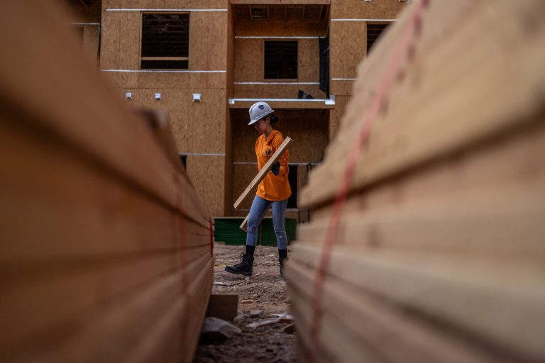 Καύσωνας: Πως η ακραία ζέστη πλήττει τους εργαζομένους και γονατίζει την οικονομία