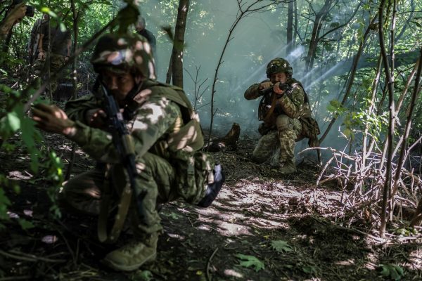 Πόλεμος στην Ουκρανία: Η ένοχη σιωπή των Ρώσων ολιγαρχών που εφοδιάζουν με όπλα τον στρατό του Πούτιν