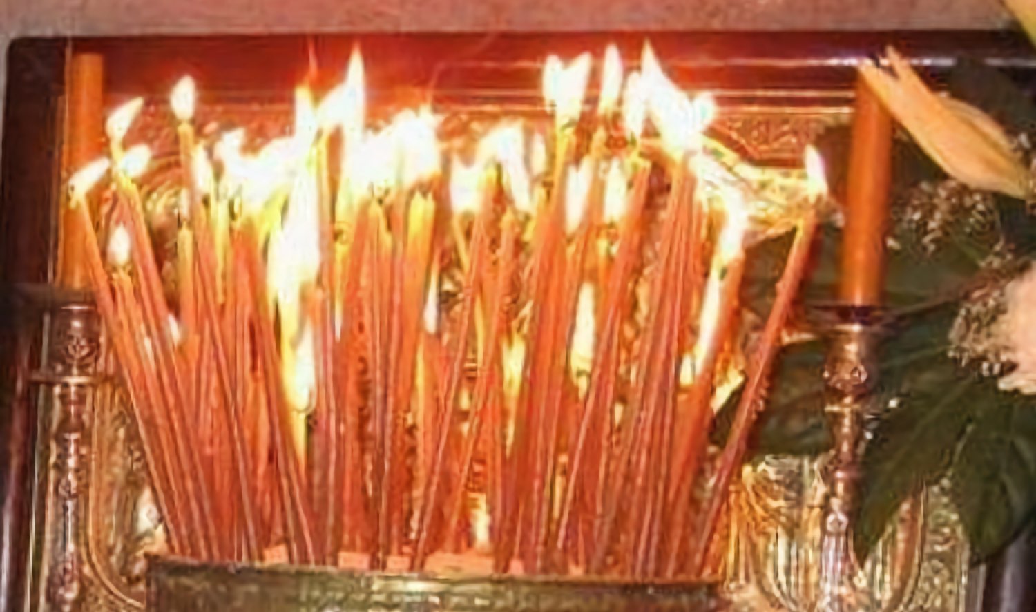 Πιστή παραλίγο να βάλει φωτιά σε παρεκκλήσι στη Λάρισα ανάβοντας 58 κεριά