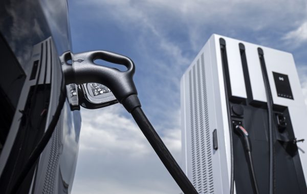 Εγκατάσταση ταχυφορτιστών EV ανά 60 χλμ. θεσμοθετεί η Ε.Ε