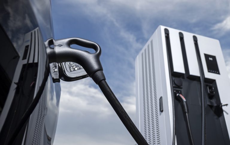 Εγκατάσταση ταχυφορτιστών EV ανά 60 χλμ. θεσμοθετεί η Ε.Ε