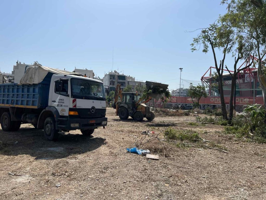 Μεγάλη παρέμβαση καθαρισμού σε οικόπεδο στο Νέο Φάληρο από τον Δήμο Πειραιά