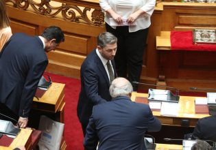 Η «χλιαρή» χειραψία Μητσοτάκη με τον «πρωτάρη» Ανδρουλάκη