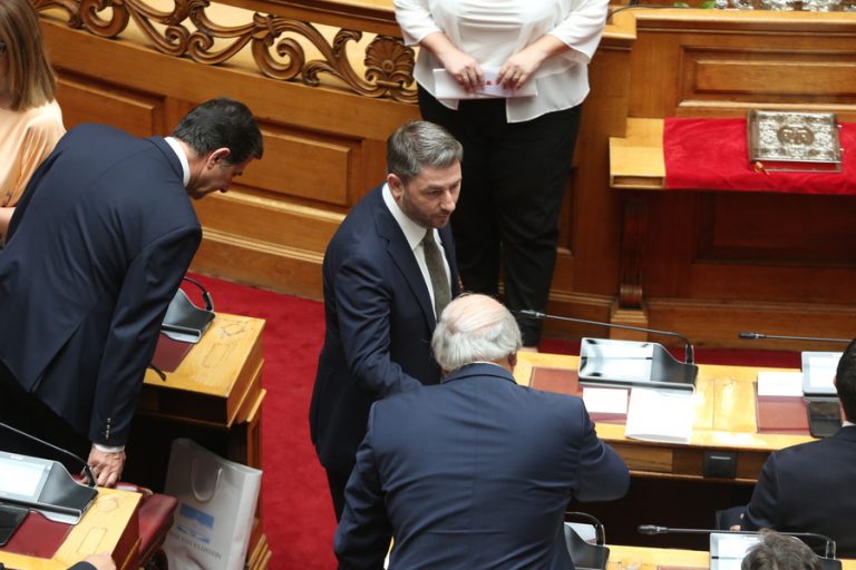 Η «χλιαρή» χειραψία Μητσοτάκη με τον «πρωτάρη» Ανδρουλάκη