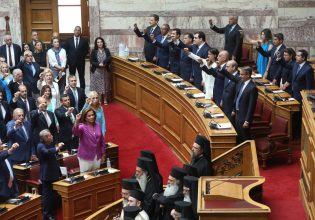 Ορκίστηκαν οι βουλευτές – Ολα όσα συνέβησαν, φωτογραφίες και στιγμιότυπα