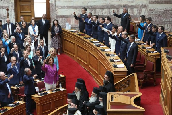 Ορκίστηκαν οι βουλευτές – Ολα όσα συνέβησαν, φωτογραφίες και στιγμιότυπα