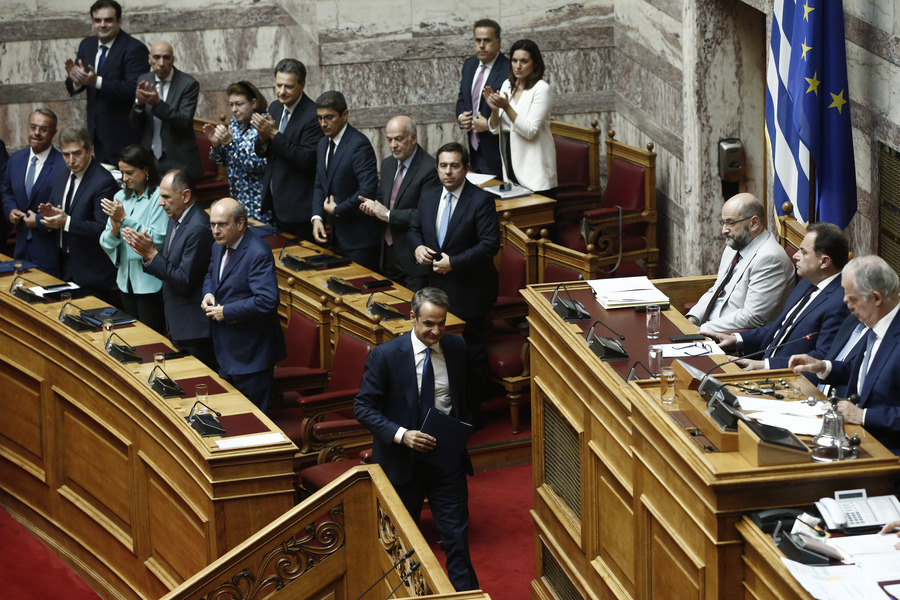 Βουλή: Τι αλλάζει για δημοσίους υπαλλήλους, συνταξιούχους - Ποιοι μισθοί αυξάνονται, οι φόροι που μειώνονται