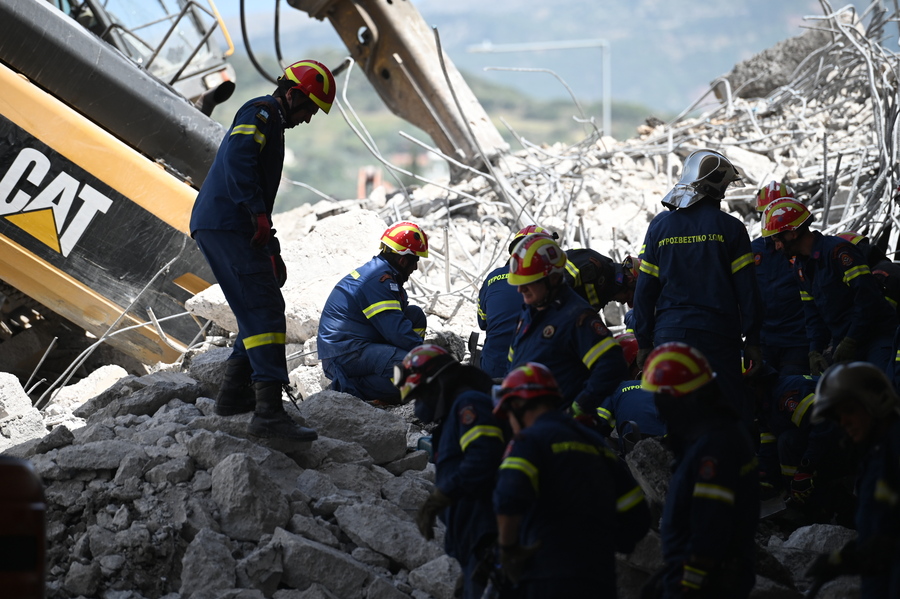 Τραγωδία στην Πάτρα: Η ΑΒΑΞ εκτελούσε τις εργασίες κατεδάφισης της γέφυρας – Τι υποστηρίζει