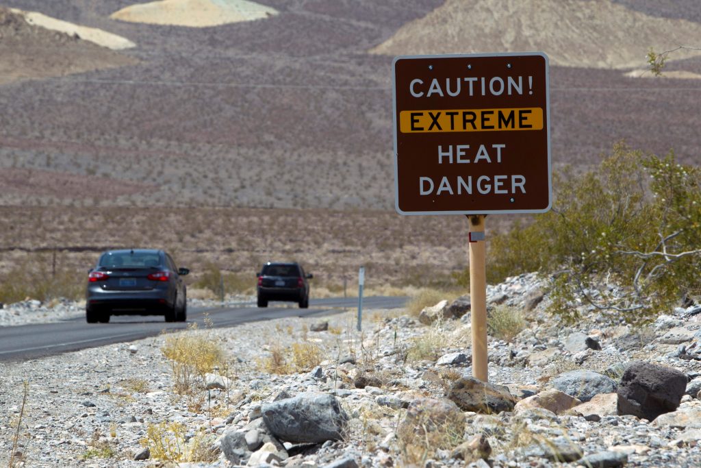 ΗΠΑ: Τουρίστες συρρέουν στην Κοιλάδα του Θανάτου για να βιώσουν την υψηλότερη θερμοκρασία στην Γη