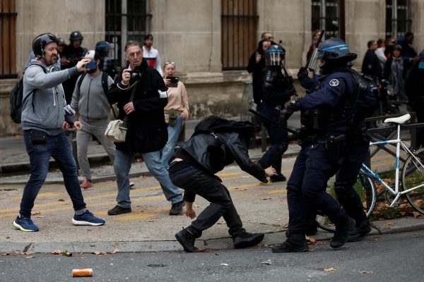 Ταραχές στη Γαλλία: Ένας 19χρονος καταδικάστηκε, διότι κάλεσε να δολοφονηθεί αστυνομικός