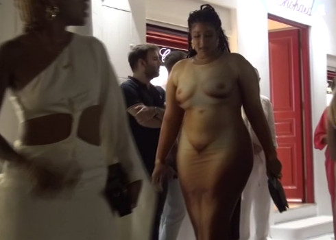 Μύκονος: Αυτό είναι το χειρότερο φόρεμα που έχει φορεθεί ποτέ στο νησί των Ανέμων