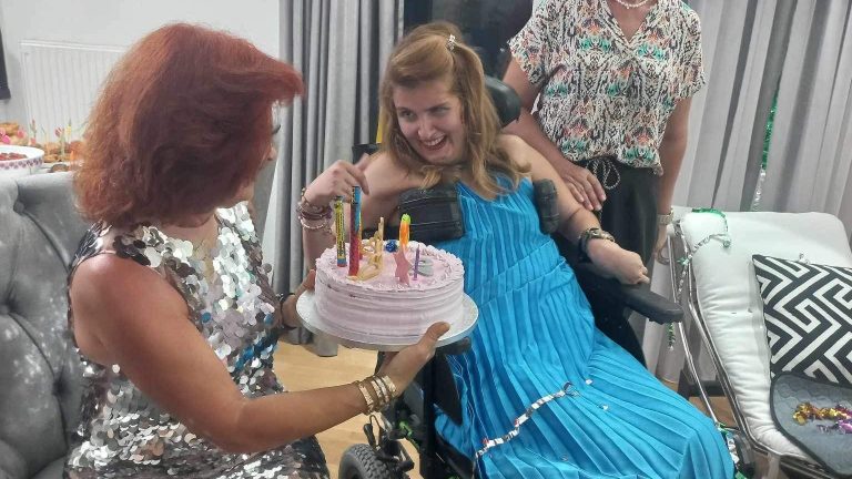 «Χρόνια πολλά Μυρτώ μου!» – Η συγκινητική ανάρτηση της μητέρας της 11 χρόνια μετά την επίθεση