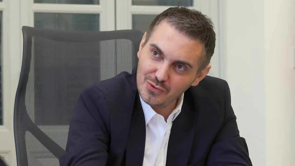 Μιχάλης Χατζηγιάννης: Με στίχους από το «Άγγιγμα Ψυχής» αποχώρησε από το υφυπουργείο Πολιτισμού Κύπρου