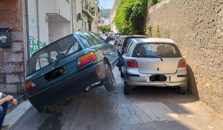 Απίστευτο ατύχημα στο Ρέθυμνο: Οδηγός «καβάλησε» με το όχημα του άλλο αυτοκίνητο