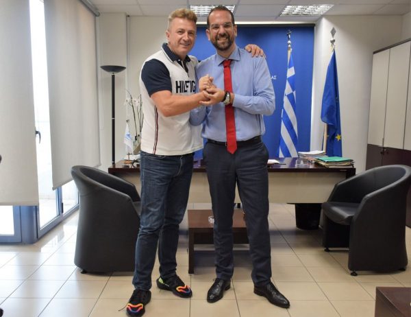 Στο πλευρό του Περιφερειάρχη Δυτικής Ελλάδας γνωστός τραγουδιστής
