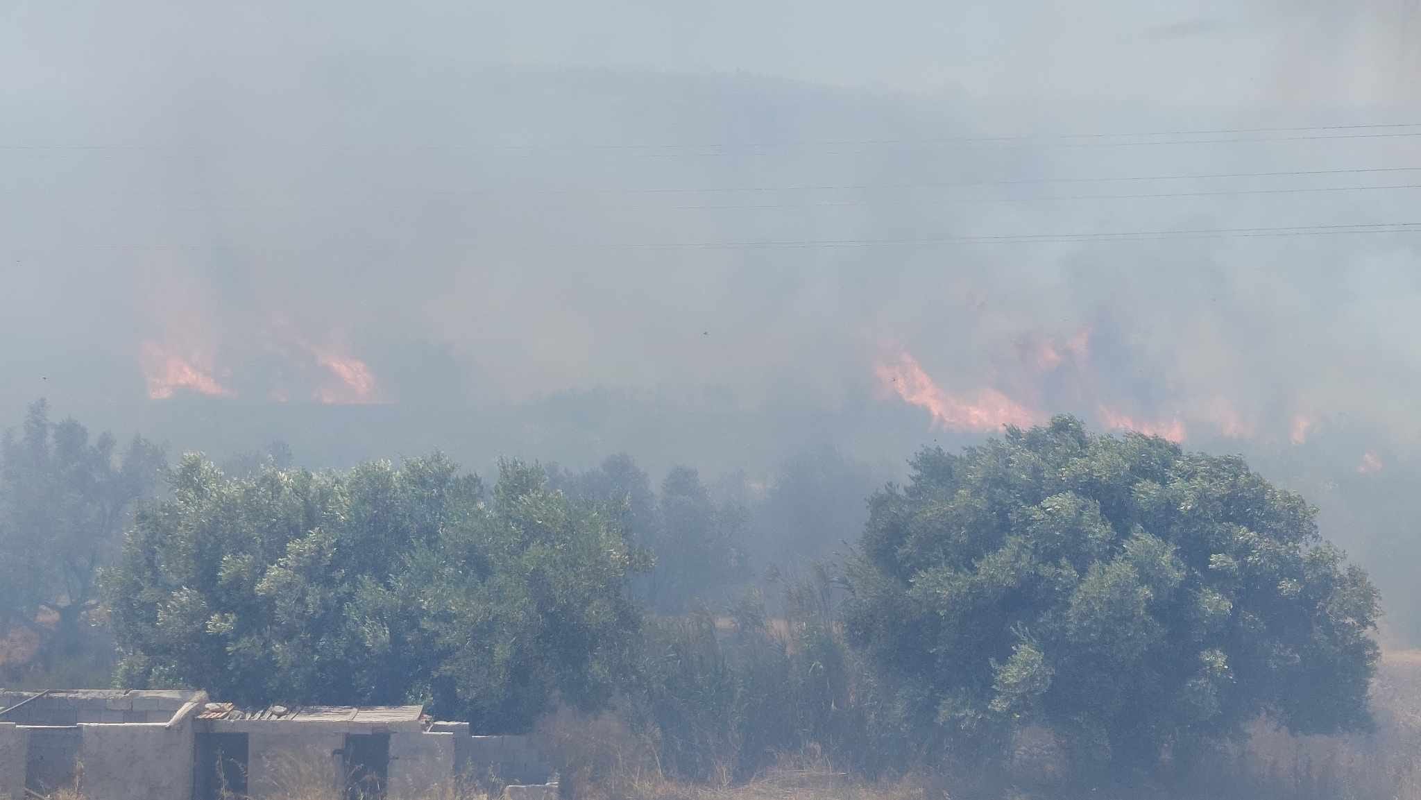 Φωτιά στον Κουβαρά: Εκτακτη ανακοίνωση Meteo - Εξαιρετικά δυσμενείς οι συνθήκες τις επόμενες ώρες