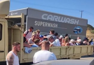 Φωτιά στη Ρόδο: Ακόμα και με αγροτικά απομακρύνουν τους τουρίστες – Τεράστια επιχείρηση εκκένωσης δια θαλάσσης