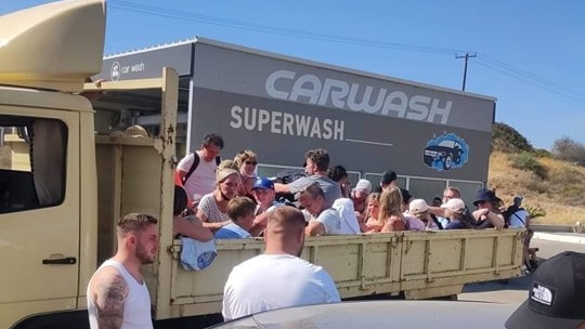 Φωτιά στη Ρόδο: Ακόμα και με αγροτικά απομακρύνουν τους τουρίστες – Τεράστια επιχείρηση εκκένωσης δια θαλάσσης