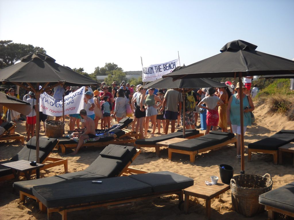 Παραλίες: Πολίτες ενάντια στον «ιμπεριαλισμό» της ξαπλώστρας