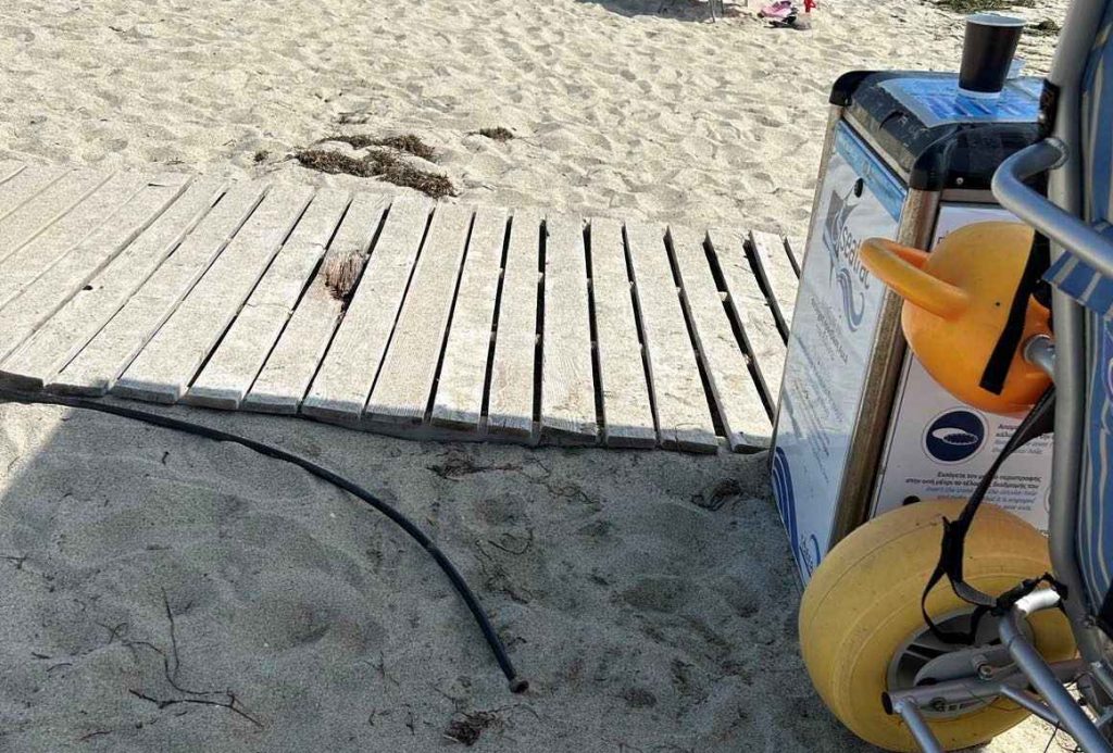 Απίστευτο: Βανδάλισαν μέχρι και τα συστήματα αυτόνομης πρόσβασης ΑμεΑ στις παραλίες