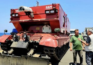 Φωτιά στη Ρόδο: Το θηριώδες πυροσβεστικό άρμα Leopard μπαίνει στη μάχη