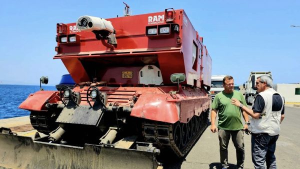 Φωτιά στη Ρόδο: Το θηριώδες πυροσβεστικό άρμα Leopard μπαίνει στη μάχη