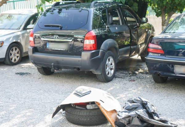 Σε σωφρονιστικό υπάλληλο ανήκει το αυτοκίνητο που έβαλαν χειροβομβίδα