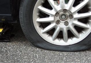 Τεράστια προσοχή! Γιατί πρέπει οπωσδήποτε να κλείνετε τα παράθυρα του αυτοκινήτου όταν μείνετε από λάστιχο