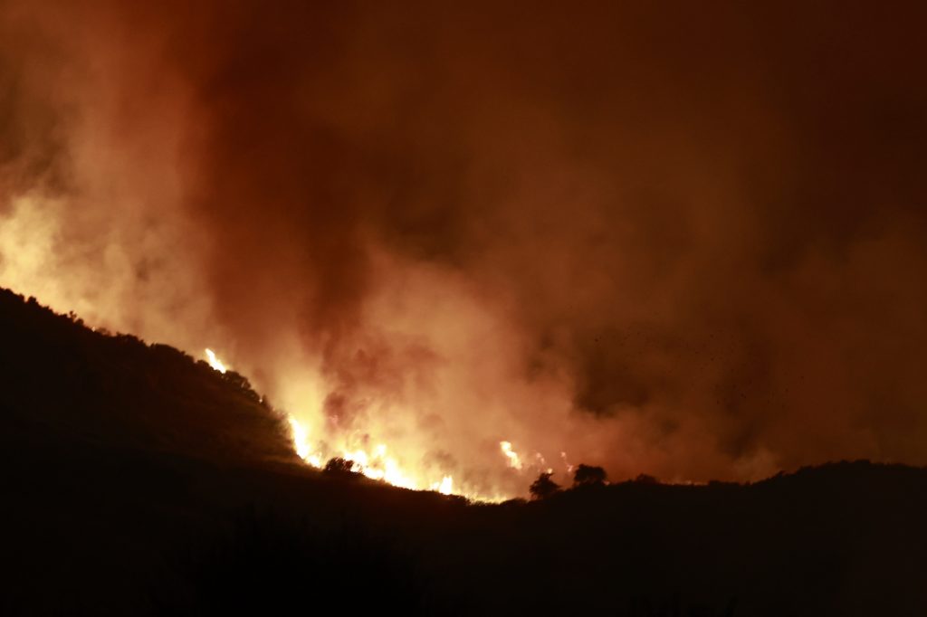 Φωτιά: Πύρινος εφιάλτης σε Ρόδο, Αίγιο, Κέρκυρα, Κάρυστο – Μαζικές εκκενώσεις οικισμών, 17 μόνο στο νησί του Ιονίου