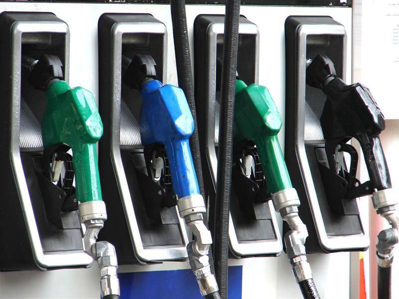 Καύσιμα: Το πλαφόν στη βενζίνη έφερε τιμές - καρμπόν στις αντλίες