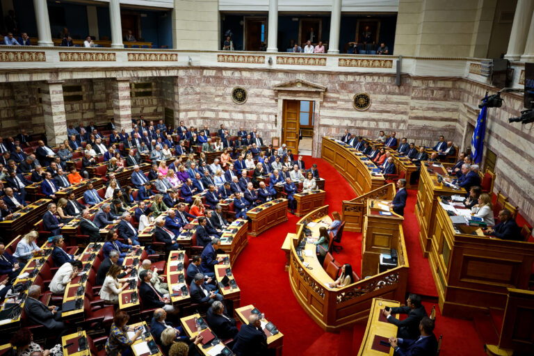 «Καρφιά», χιούμορ και χαμηλοί τόνοι στη Βουλή - Η ΝΔ πήρε ψήφο εμπιστοσύνης, όχι «λευκή επιταγή»