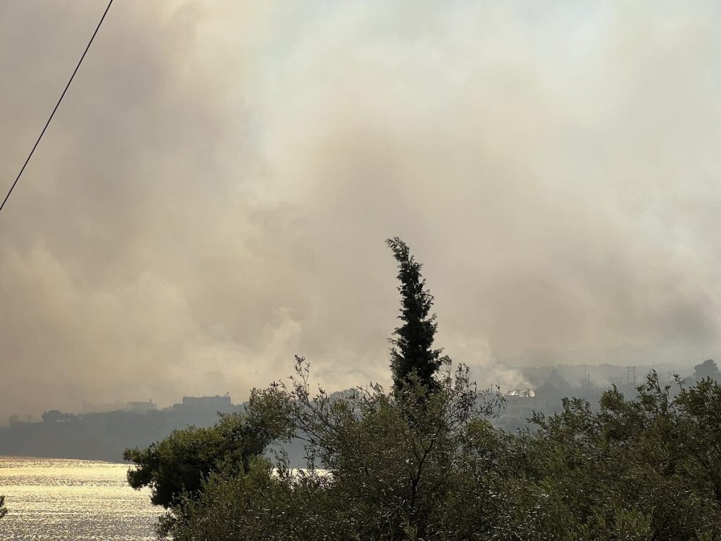 «Οχυρωμένη η κυβέρνηση πίσω από το 112», λένε τα κόμματα – Κορυφώνεται η πολιτική αντιπαράθεση για τις φωτιές
