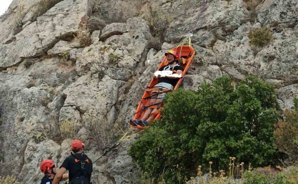 Μεγάλη επιχείρηση απεγκλωβισμού τραυματία από δύσβατη περιοχή – Δείτε εικόνες